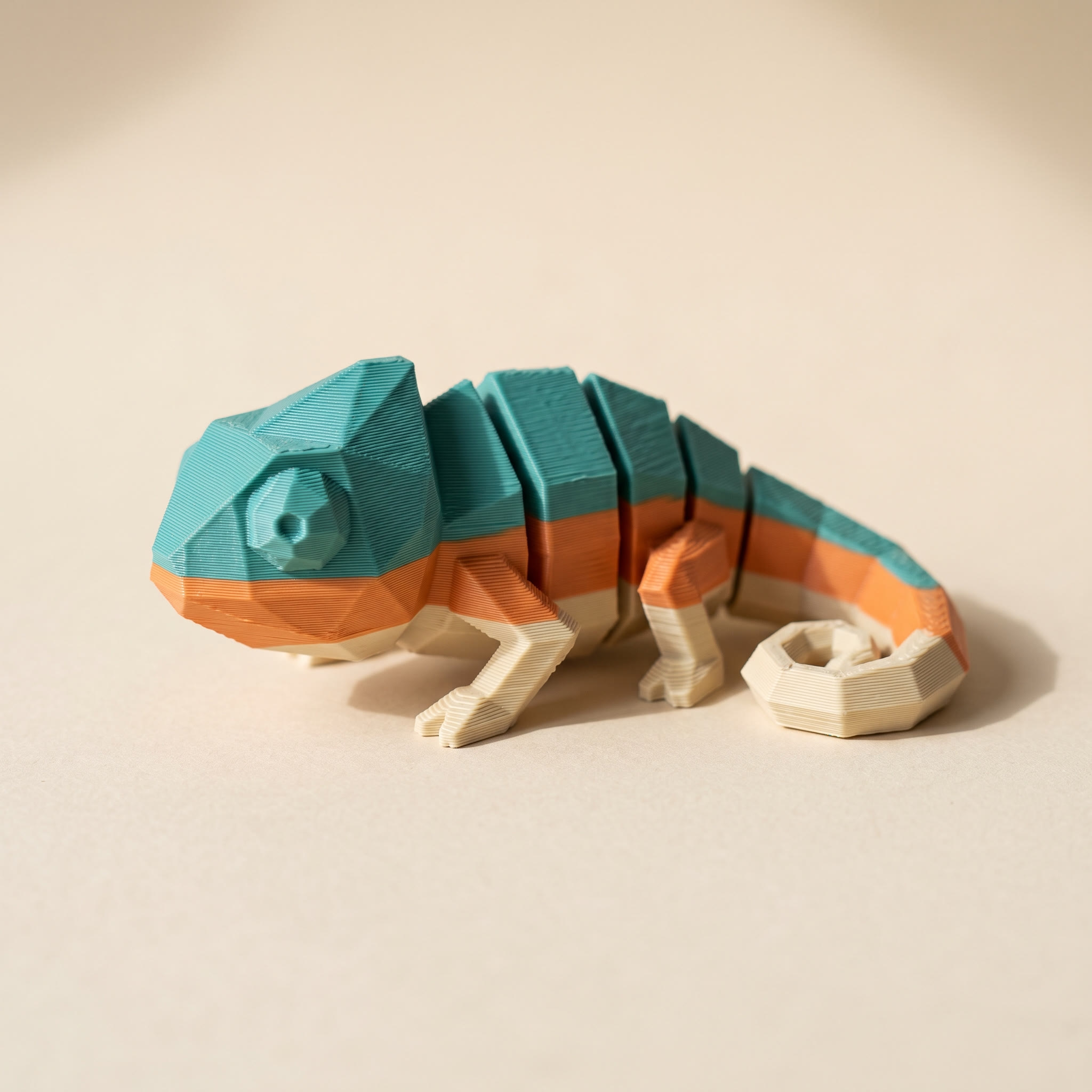 Multicolor 3D printed chameleon figurine with clean color separation after fixing the flush multiplier in Bambu Studio